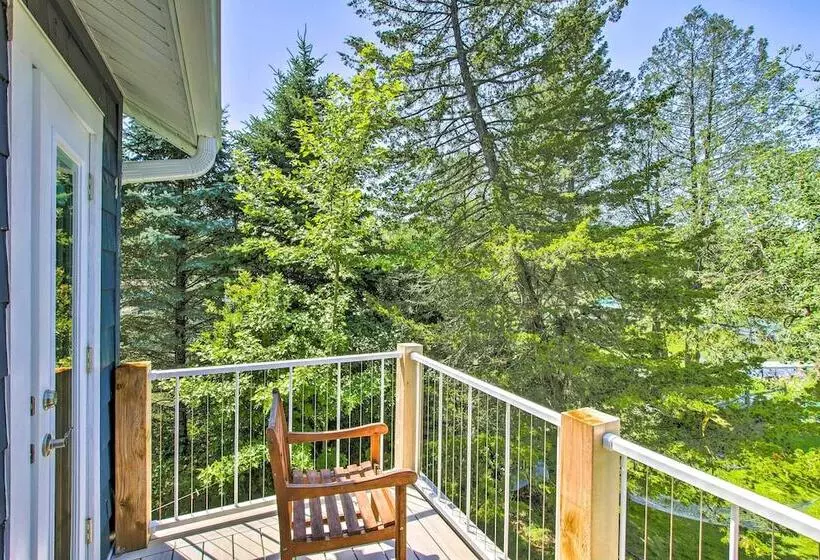 Crystal Lake Cottage: Kayaks & Fire Pit!