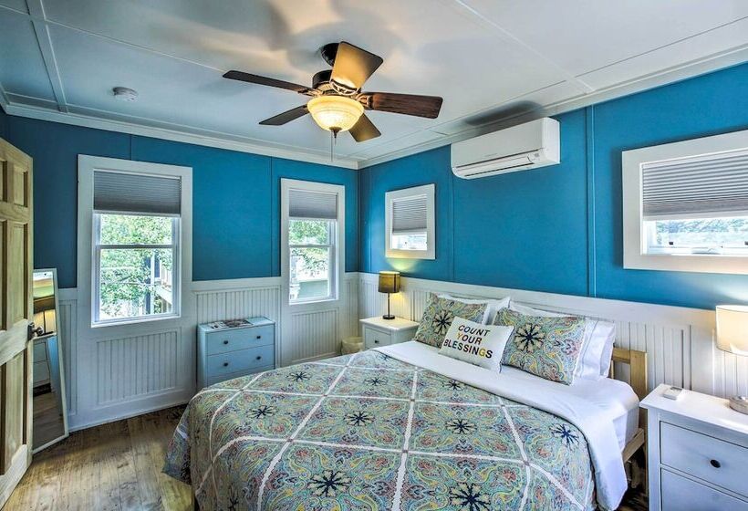 Crystal Lake Cottage: Kayaks & Fire Pit!