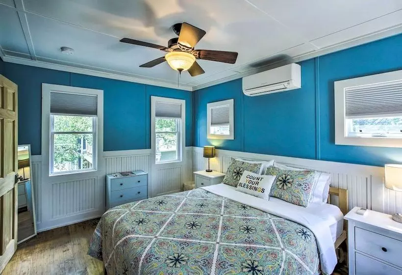 Crystal Lake Cottage: Kayaks & Fire Pit!