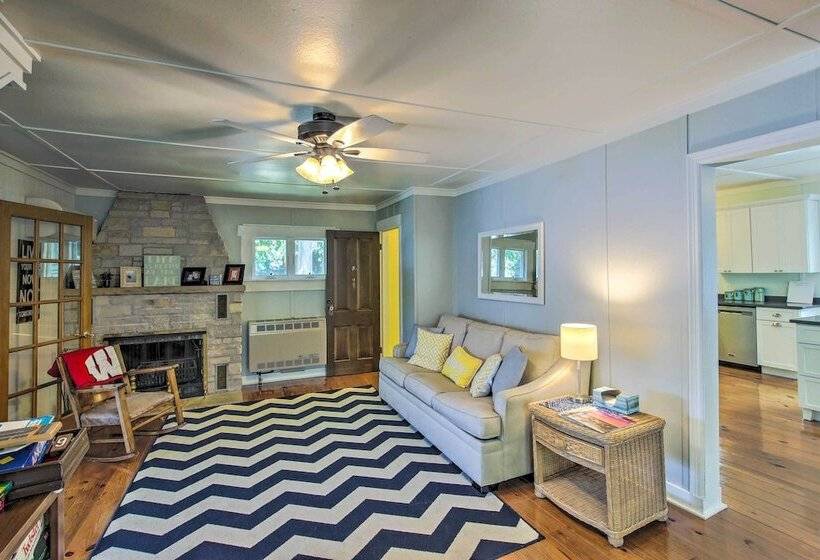 Crystal Lake Cottage: Kayaks & Fire Pit!