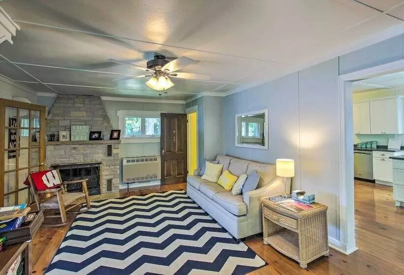 Crystal Lake Cottage: Kayaks & Fire Pit!