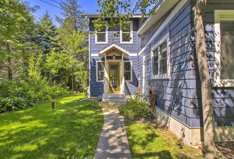 Crystal Lake Cottage: Kayaks & Fire Pit!