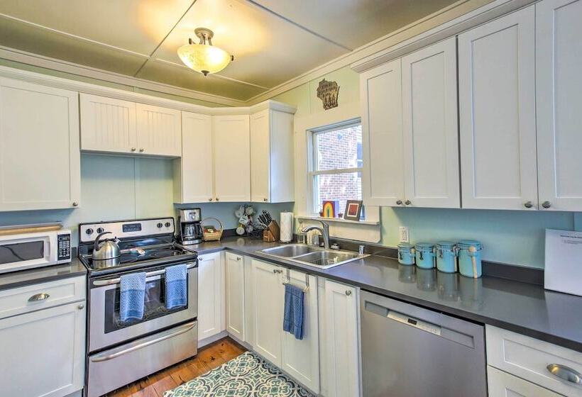 Crystal Lake Cottage: Kayaks & Fire Pit!