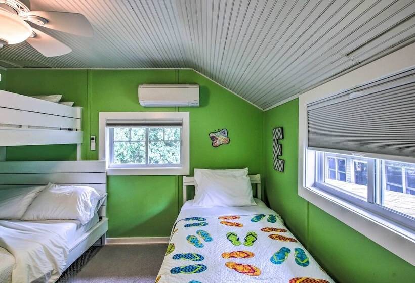 Crystal Lake Cottage: Kayaks & Fire Pit!