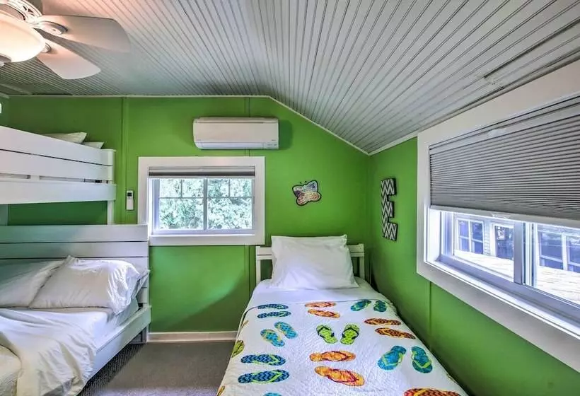 Crystal Lake Cottage: Kayaks & Fire Pit!