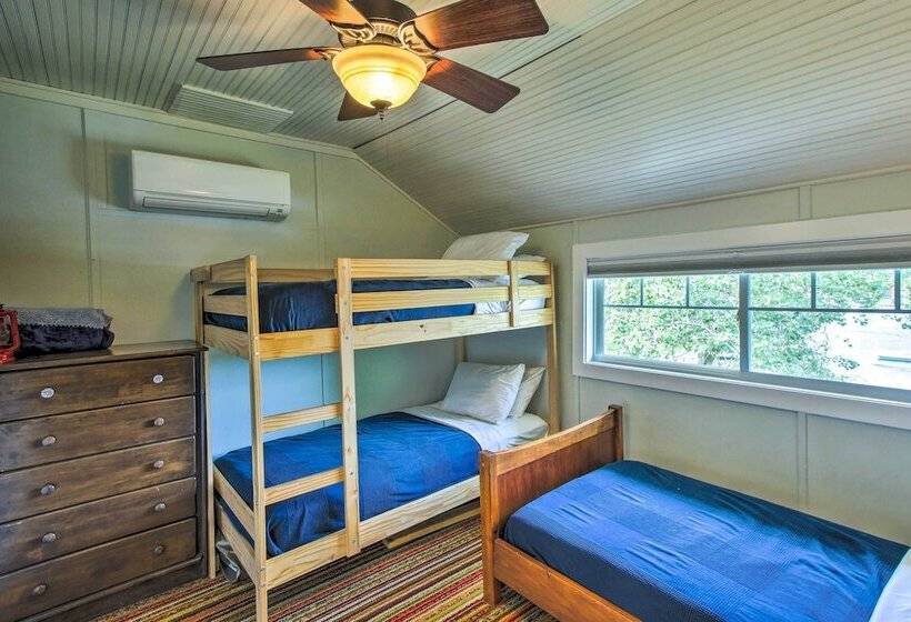 Crystal Lake Cottage: Kayaks & Fire Pit!