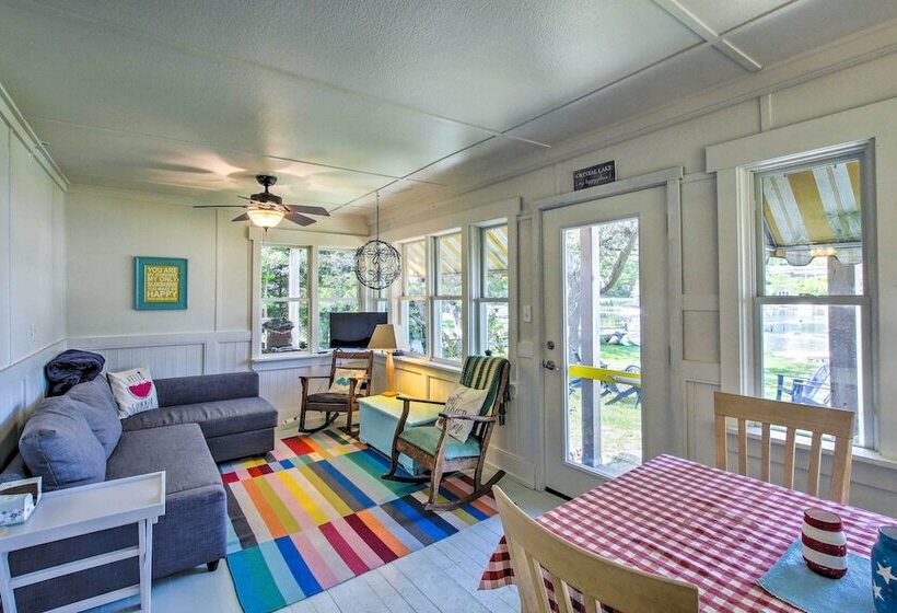 Crystal Lake Cottage: Kayaks & Fire Pit!