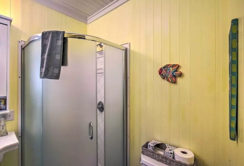 Crystal Lake Cottage: Kayaks & Fire Pit!