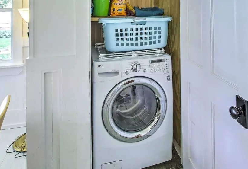 Crystal Lake Cottage: Kayaks & Fire Pit!