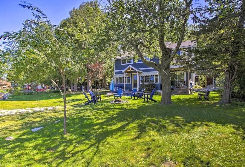 Crystal Lake Cottage: Kayaks & Fire Pit!