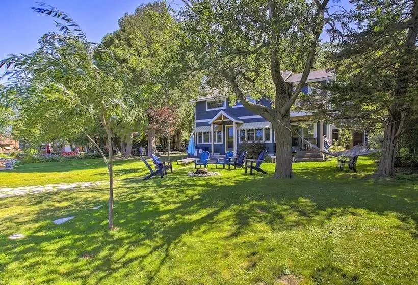 Crystal Lake Cottage: Kayaks & Fire Pit!