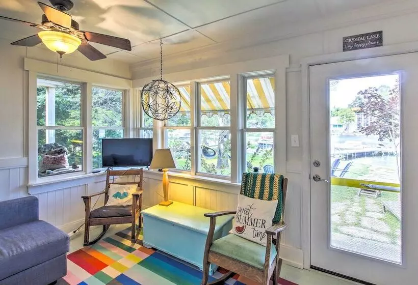 Crystal Lake Cottage: Kayaks & Fire Pit!