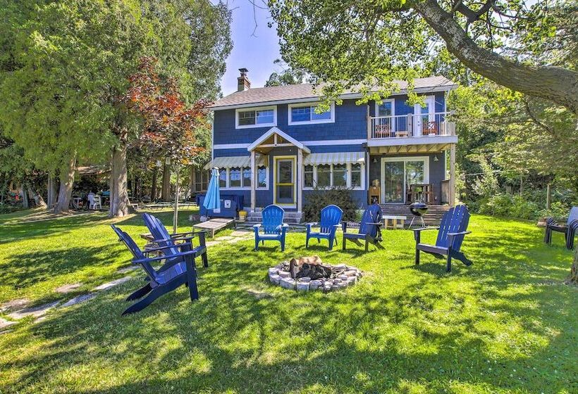 Crystal Lake Cottage: Kayaks & Fire Pit!