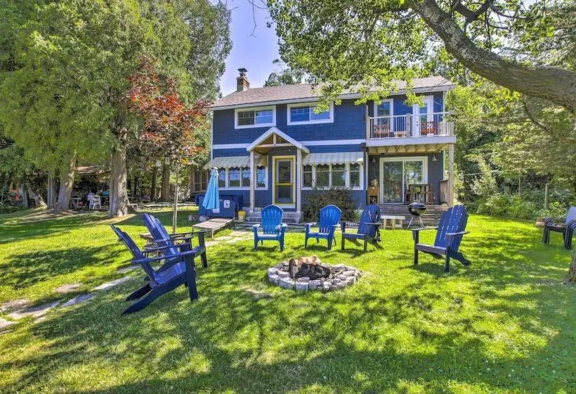 Crystal Lake Cottage: Kayaks & Fire Pit!