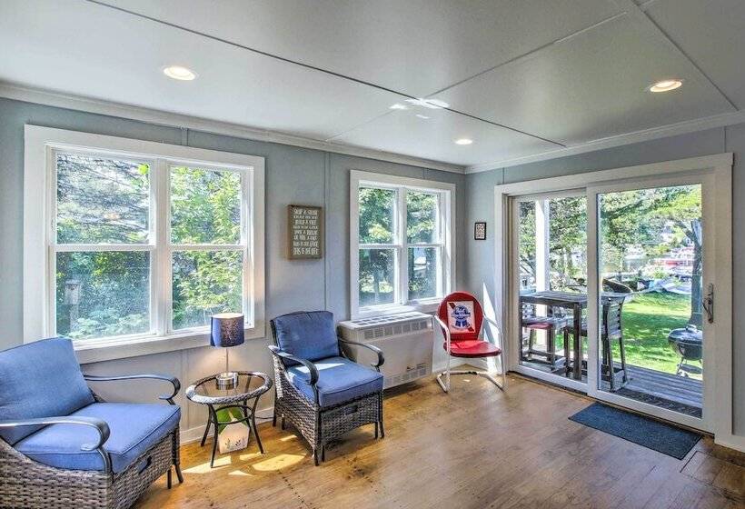 Crystal Lake Cottage: Kayaks & Fire Pit!