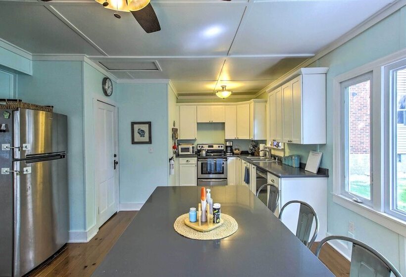 Crystal Lake Cottage: Kayaks & Fire Pit!