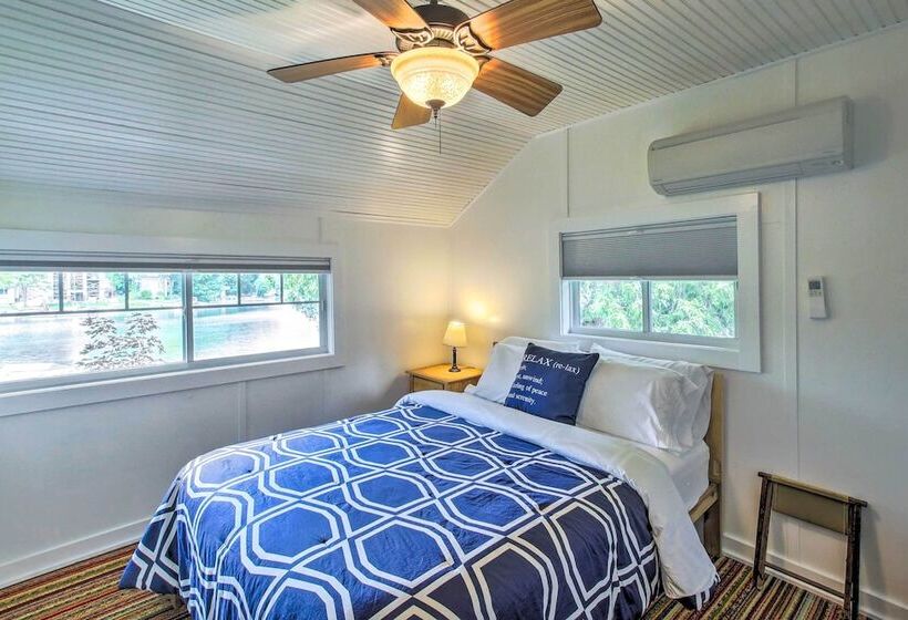 Crystal Lake Cottage: Kayaks & Fire Pit!