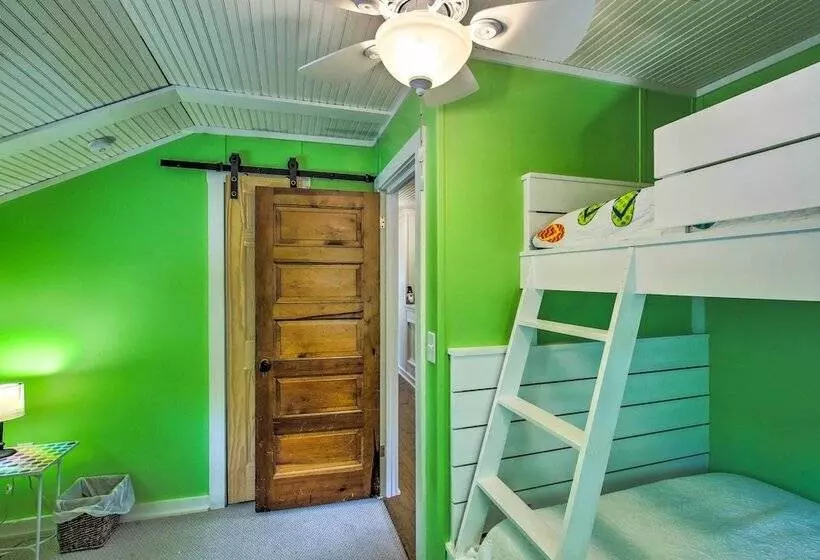 Crystal Lake Cottage: Kayaks & Fire Pit!