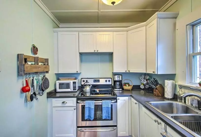 Crystal Lake Cottage: Kayaks & Fire Pit!