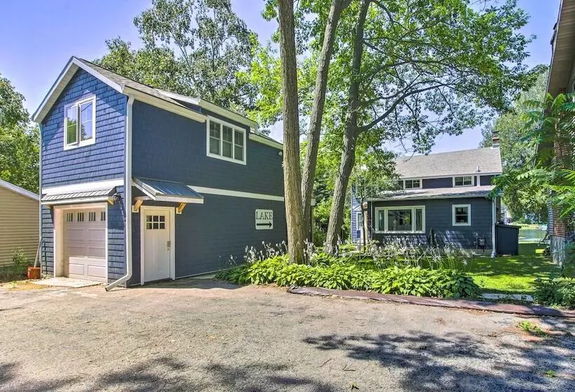 Crystal Lake Cottage: Kayaks & Fire Pit!