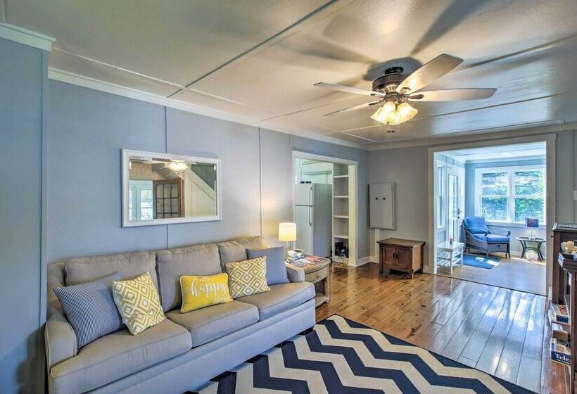 Crystal Lake Cottage: Kayaks & Fire Pit!