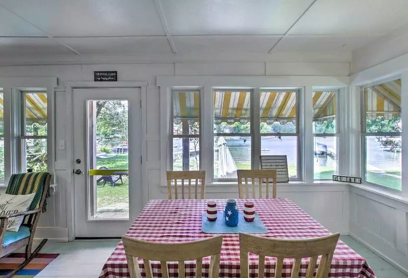 Crystal Lake Cottage: Kayaks & Fire Pit!