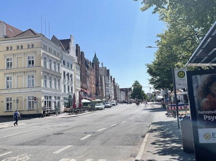 هتل Ferienwohnungen Am Holstentor