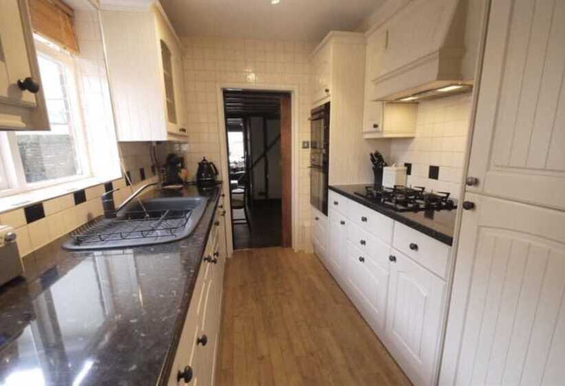 Immaculate 3 Bed House In Waltham Cross