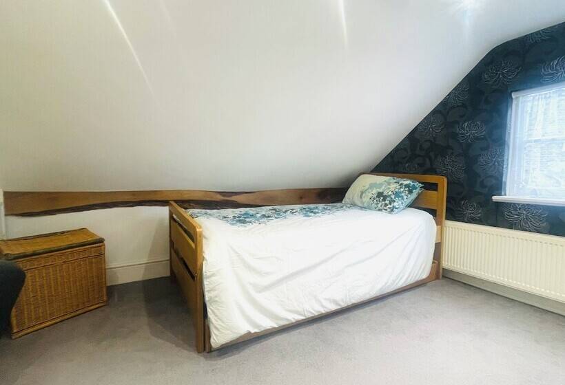 Immaculate 3 Bed House In Waltham Cross