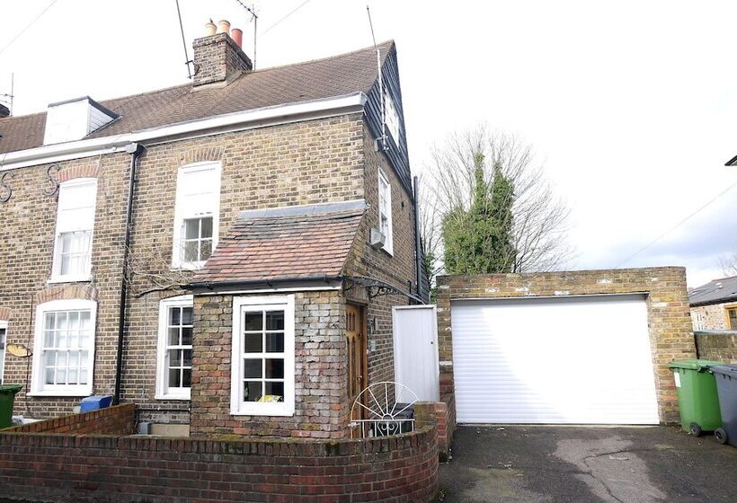 Immaculate 3 Bed House In Waltham Cross