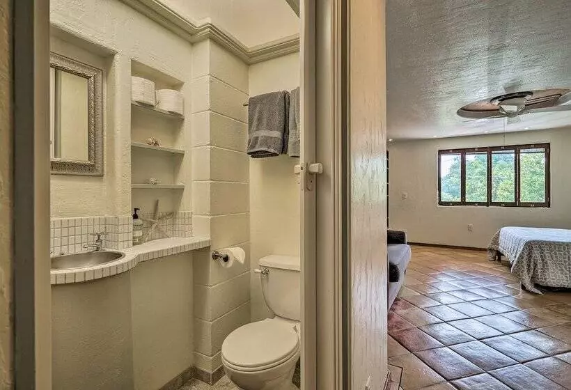 Ocean View Bungalow: Walk To Pebbles Beach!