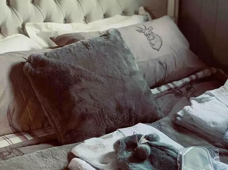 Cute And Cosy Shepard Hut With Wood Fuel Hot Tub