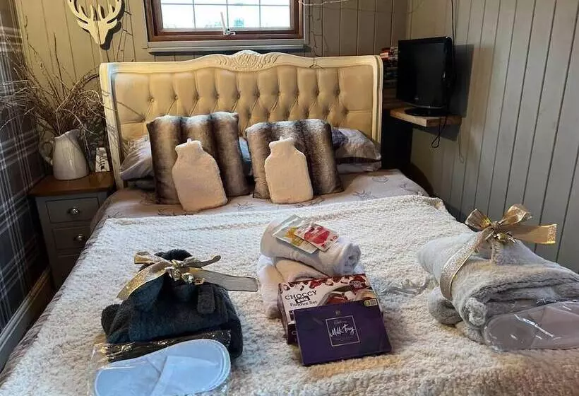 Cute And Cosy Shepard Hut With Wood Fuel Hot Tub