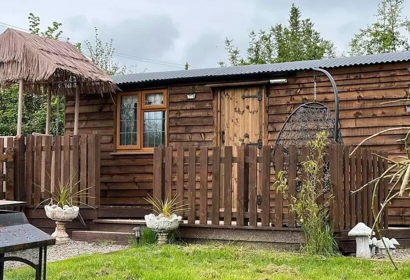 Cute And Cosy Shepard Hut With Wood Fuel Hot Tub