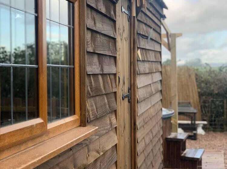 Cute And Cosy Shepard Hut With Wood Fuel Hot Tub