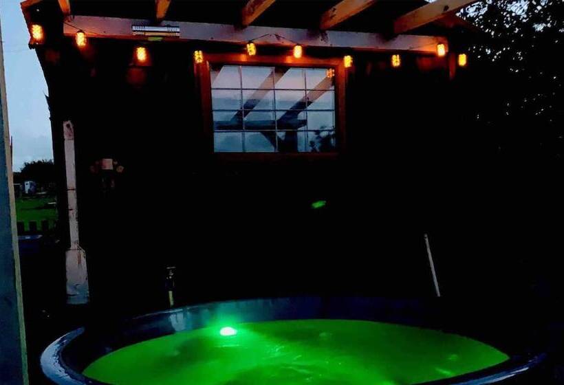 Cute And Cosy Shepard Hut With Wood Fuel Hot Tub