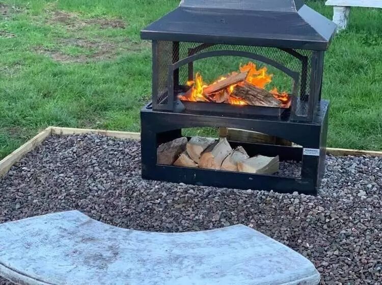 Cute And Cosy Shepard Hut With Wood Fuel Hot Tub