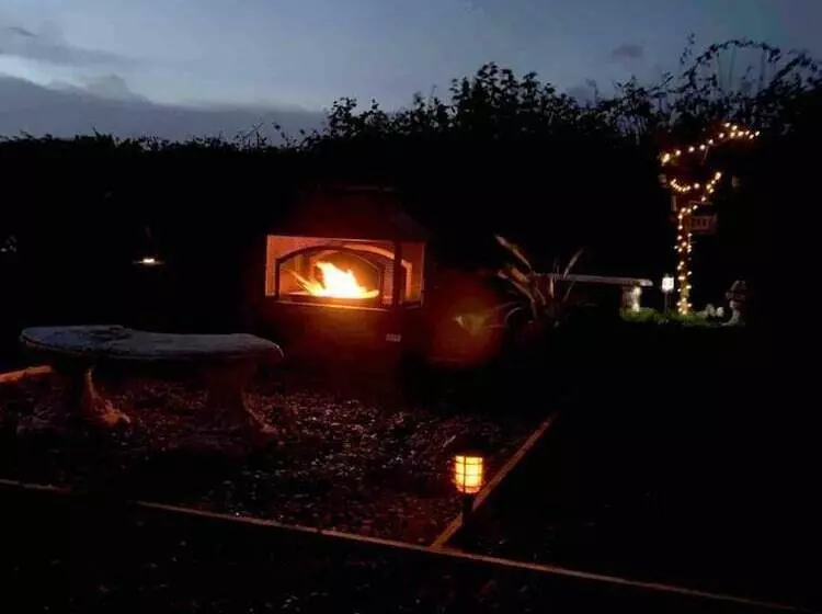 Cute And Cosy Shepard Hut With Wood Fuel Hot Tub