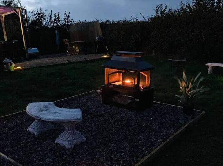 Cute And Cosy Shepard Hut With Wood Fuel Hot Tub
