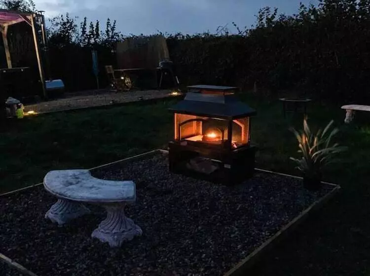 Cute And Cosy Shepard Hut With Wood Fuel Hot Tub