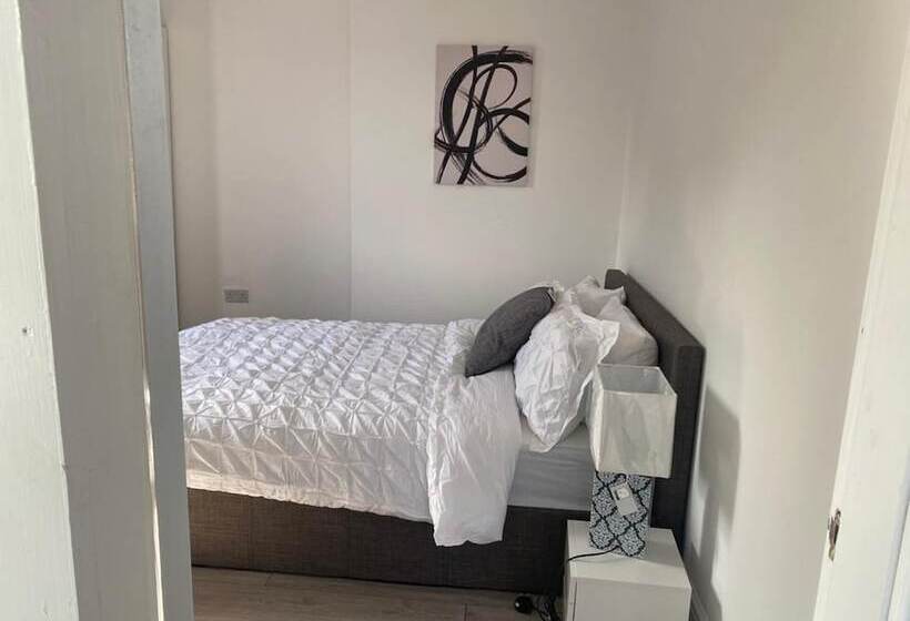 إقامة Immaculate 3 Bed House In Nottingham