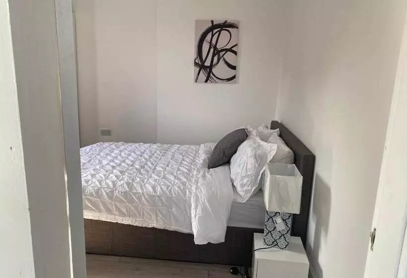 اقامتگاه Immaculate 3 Bed House In Nottingham