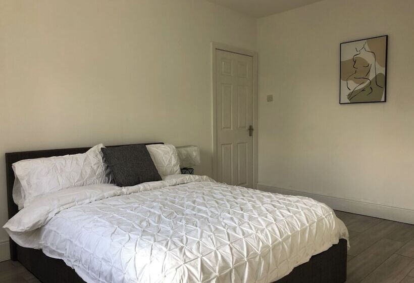 إقامة Immaculate 3 Bed House In Nottingham