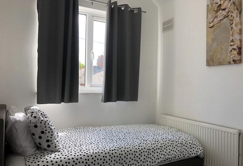 إقامة Immaculate 3 Bed House In Nottingham