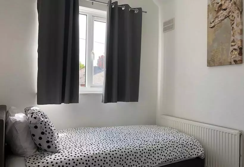 اقامتگاه Immaculate 3 Bed House In Nottingham