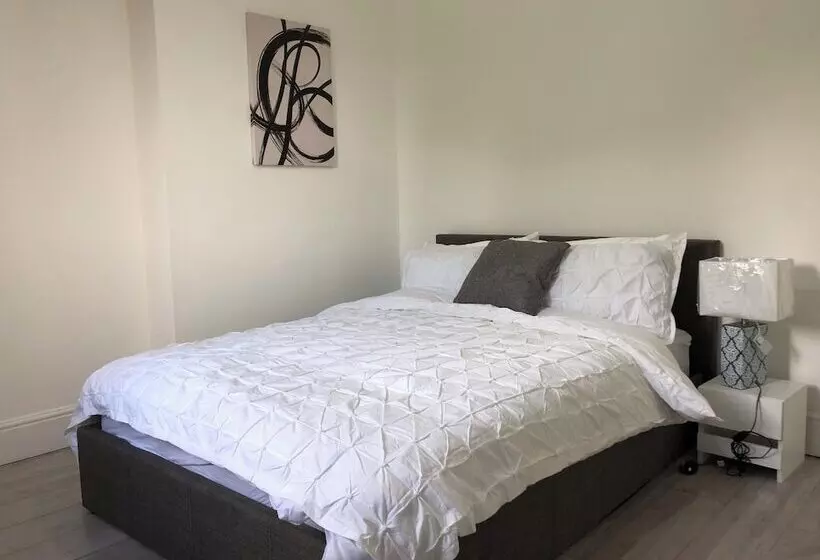 اقامتگاه Immaculate 3 Bed House In Nottingham