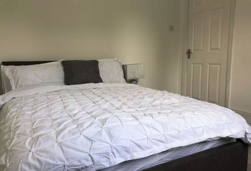 اقامتگاه Immaculate 3 Bed House In Nottingham