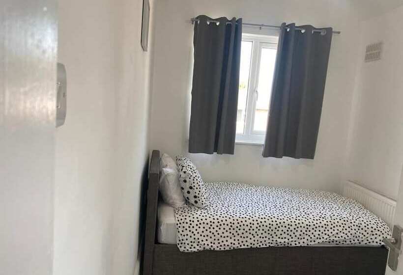 إقامة Immaculate 3 Bed House In Nottingham