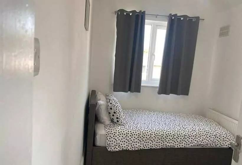 اقامتگاه Immaculate 3 Bed House In Nottingham