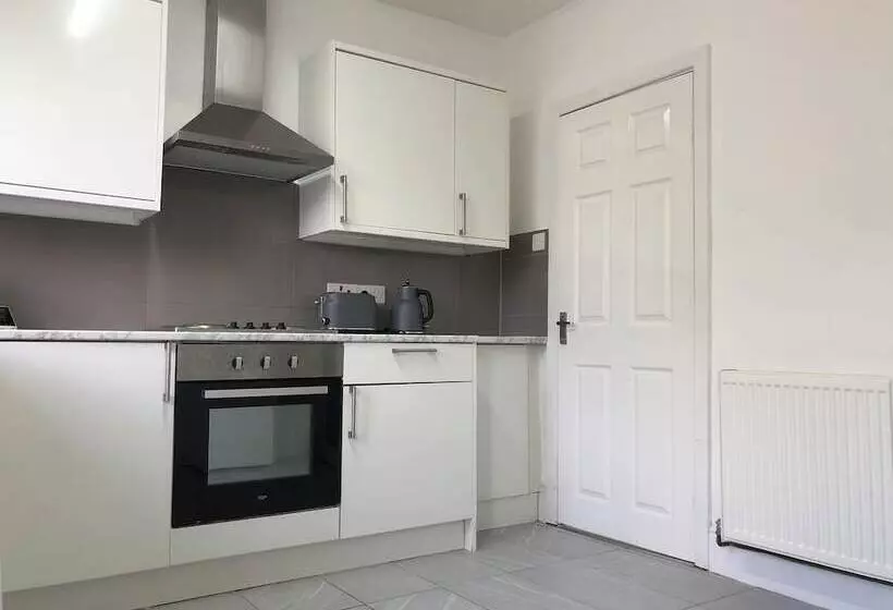 اقامتگاه Immaculate 3 Bed House In Nottingham